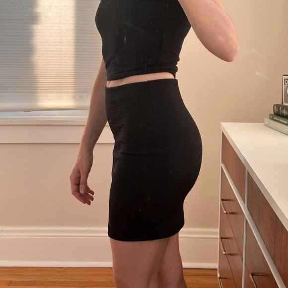 H&M Black Textured Bodycon Mini Skirt - Picture 2 of 4